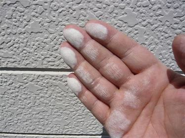 外壁の白い粉は塗り替えのサイン！チョーキング現象について解説