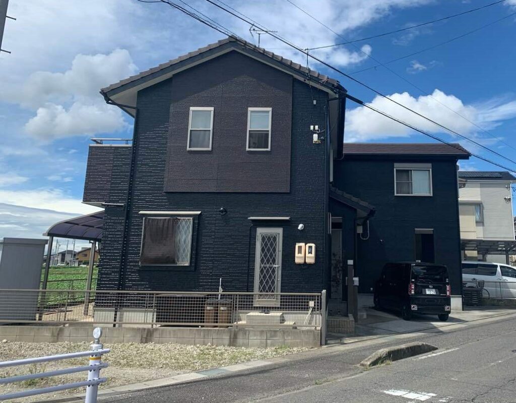 お車の色に合う外壁塗装に変更!