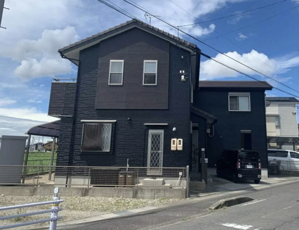 お車のカラーにあわせてブラックとダークグレーを基調に外壁塗装！｜豊田市配津町