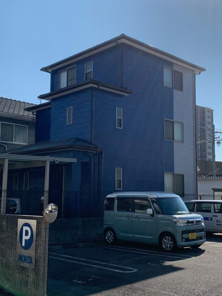 ブルーの鮮やかなバイカラーが目を引く外観に外壁塗装|屋根塗装|豊田市平芝町
