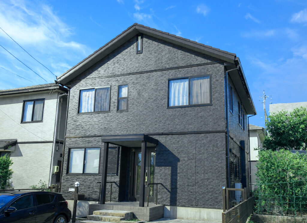 みよし市｜ブラックに塗装して重厚感を出す｜外壁塗装｜屋根塗装