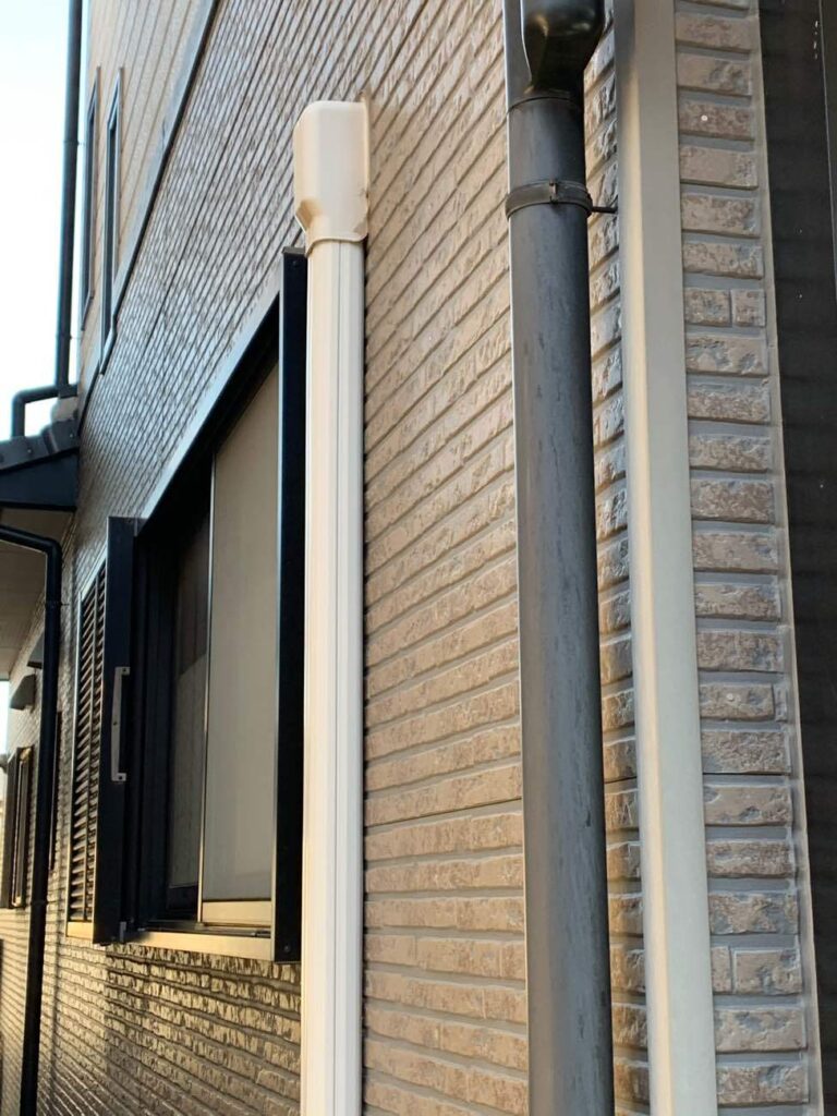 外壁と同じ色で統一感を！エアコンの化粧カバーの塗装について解説