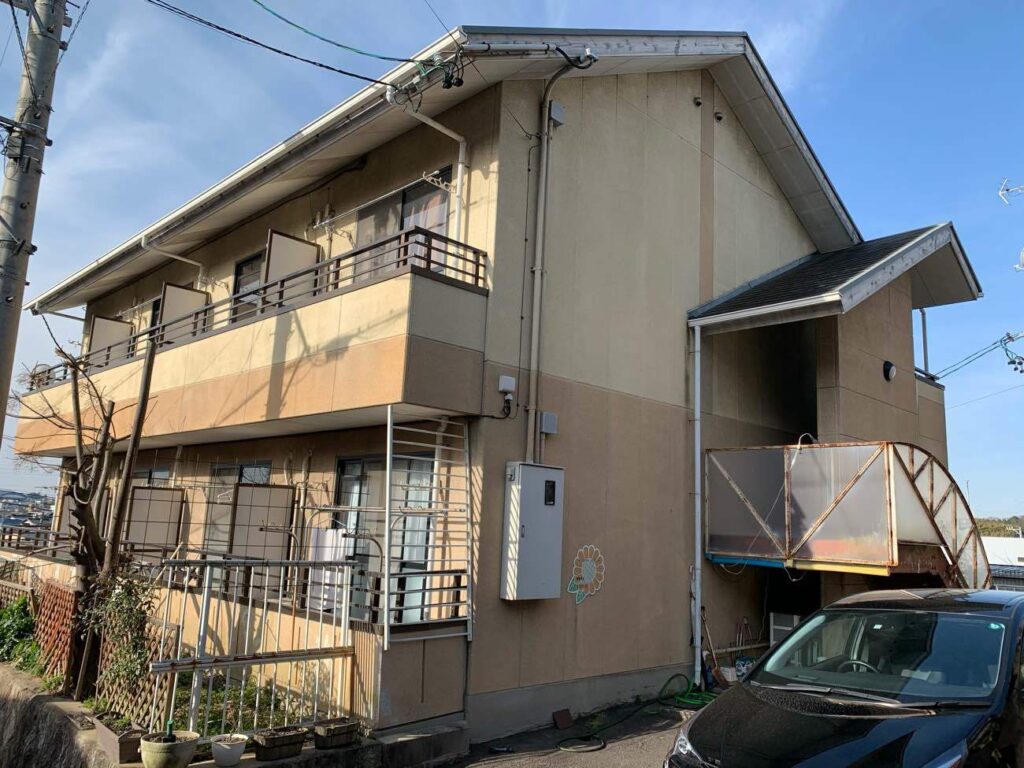 淡い色を組み合わせた外壁塗装と赤色の屋根塗装でPOPに仕上り｜日進市本郷町