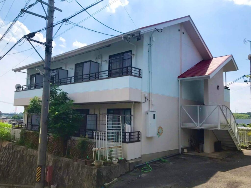 淡い色を組み合わせた外壁塗装と赤色の屋根塗装でPOPに仕上り|日進市本郷町