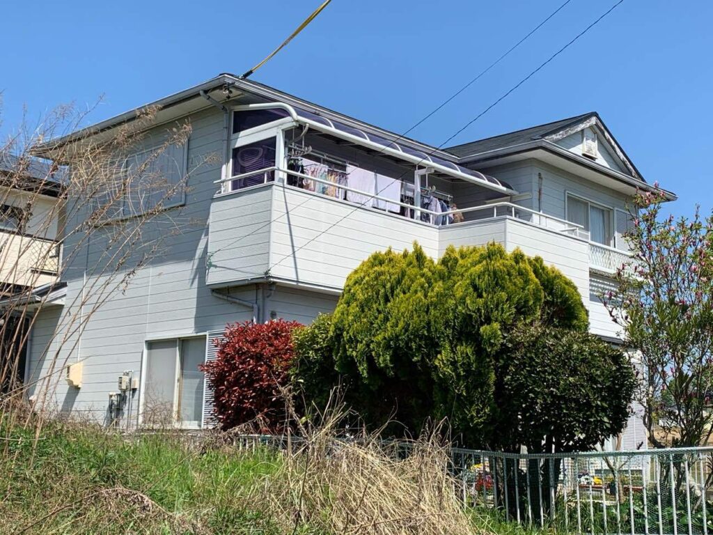 ホワイトと基調とした外壁塗装・スレート屋根を黒で屋根塗装で耐久性ＵＰ｜豊田市汐見町