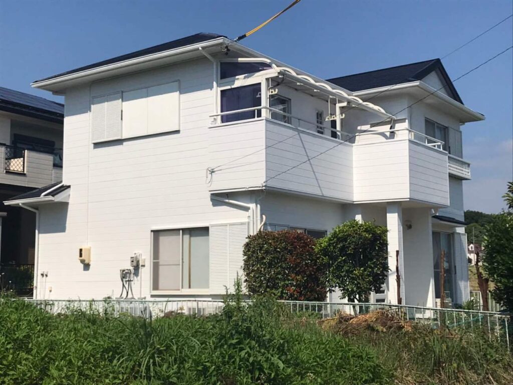 ホワイトと基調とした外壁塗装・スレート屋根を黒で屋根塗装で耐久性ＵＰ｜豊田市汐見町