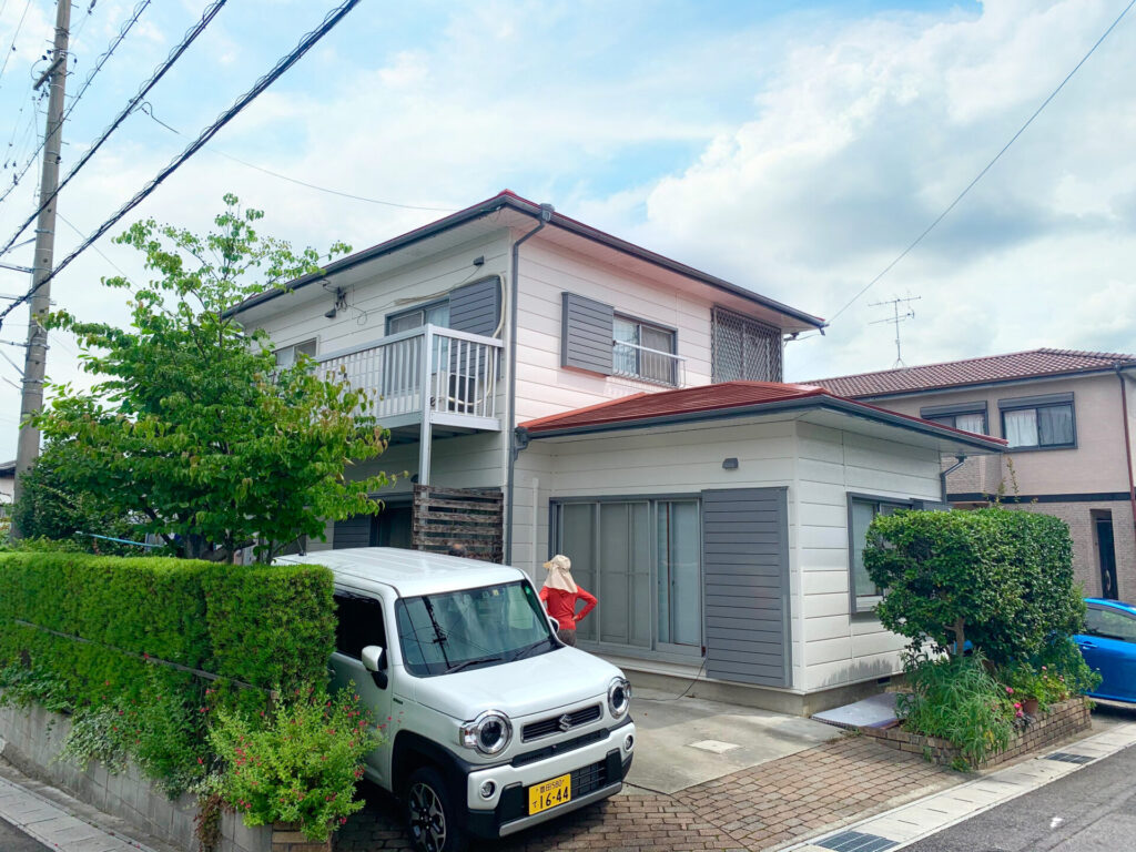 外壁は白色で明るく屋根は赤色で可愛く