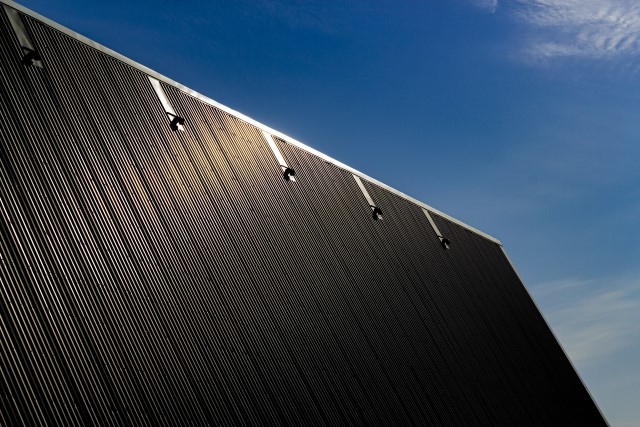 屋根リフォームでガルバリウム鋼板が人気の理由は？費用はどれくらいかかるの？
