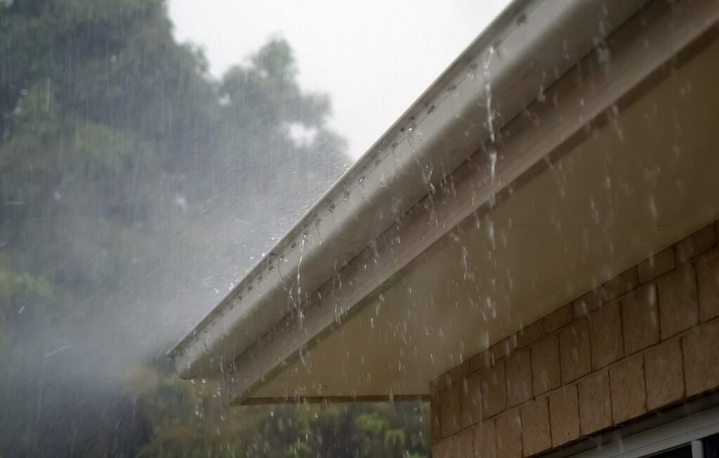 屋根リフォームで雨どいの修理や交換にかかる費用と日数は？