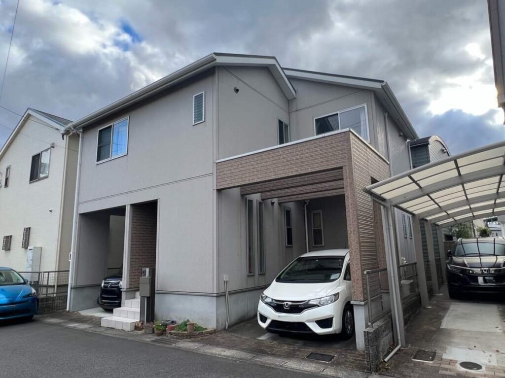 ホワイトとブルーのツートンカラーで外壁塗装しおしゃれな外観に｜屋根塗装｜知立市