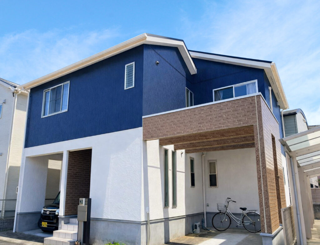 ホワイトとブルーのツートンカラーで外壁塗装しおしゃれな外観に｜屋根塗装｜知立市