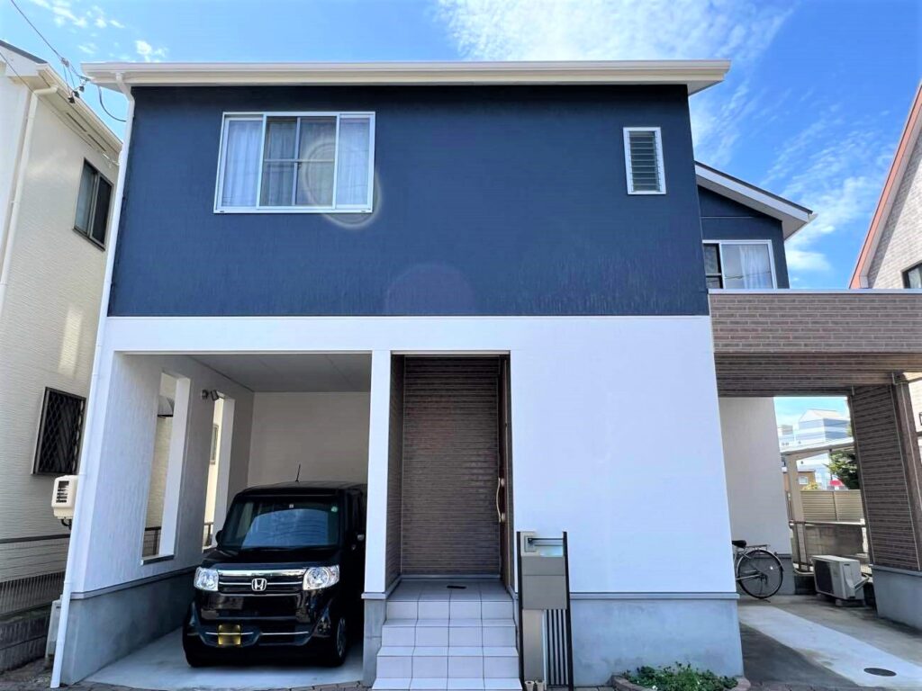 ホワイトとブルーのツートンカラーで外壁塗装しおしゃれな外観に|屋根塗装|知立市