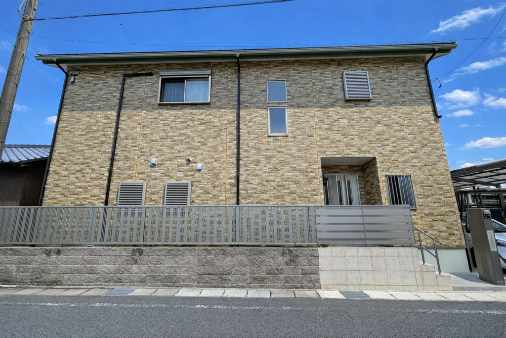 みよし市｜レンガ調サイディングはクリア塗装で濃淡を残す｜外壁塗装